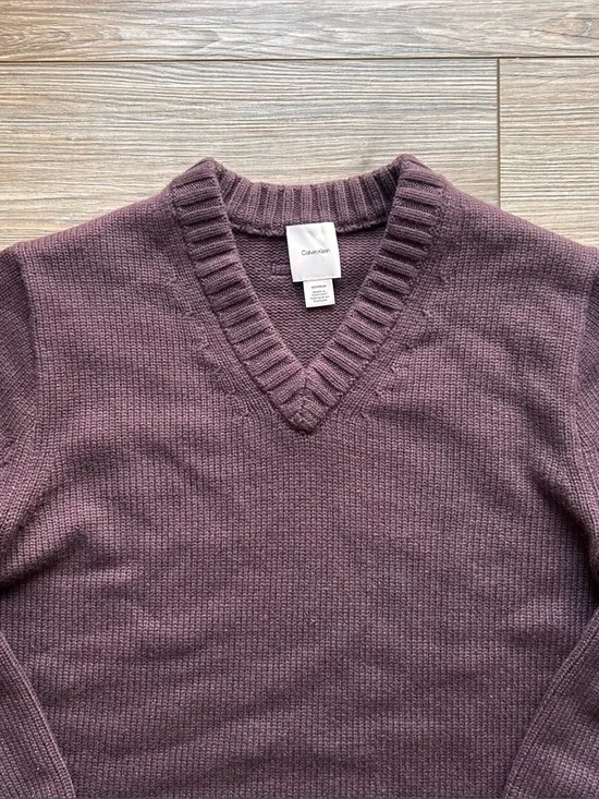 Calvin Klein | Wool V-Neck Sweater in Raisin Burgendy (X-Small) - Picture 6 of 11